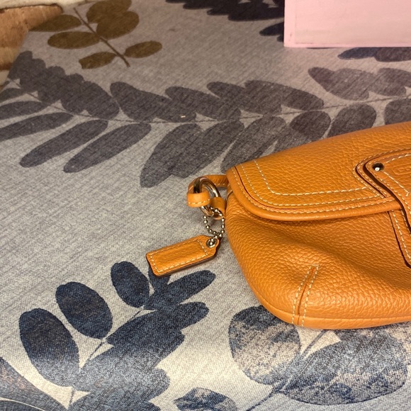 Coach Orange legacy turnlock Wristlet nwot - Picture 5 of 5